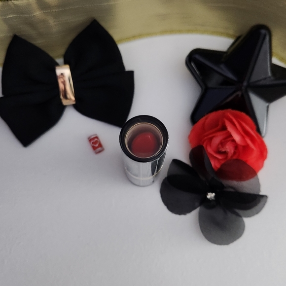 ⭐️ 4x HOST PICK ⭐️ Red Lacquer Super Lustrous Lipstick - Picture 2 of 7